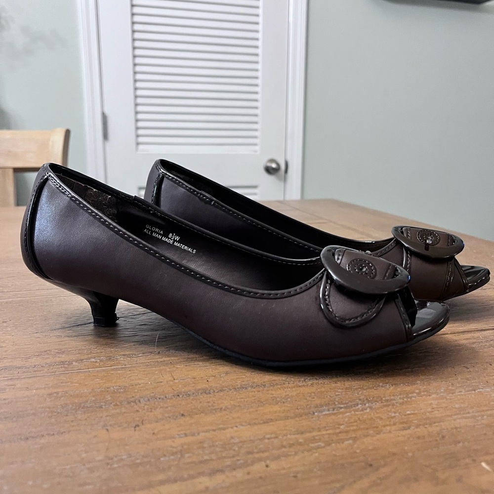 Studio 1940 brown kitten heel size 8 1/2